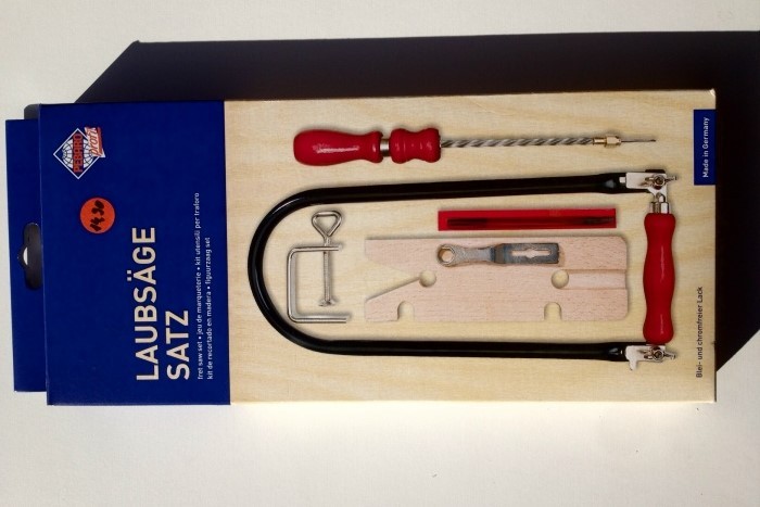 Laubsägesatz im Karton mit Drillbohrer